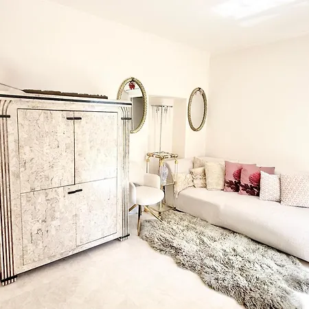 Monaco 2bdr Luxury Apartment, Private Garden&pool شقة بوزولي