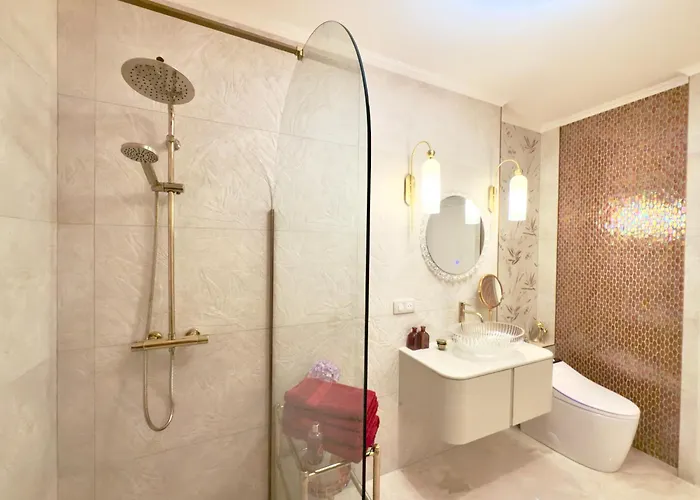 شقة Monaco Formula 1 Luxury Apartment, Garden, Pool بوزولي